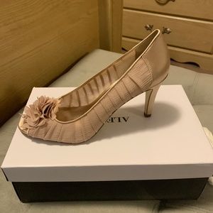 Pumps brand new never worn
